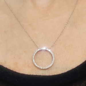 Vintage 10 Karat White Gold 1/4ct Diamond Weight Circle Pendant Necklace